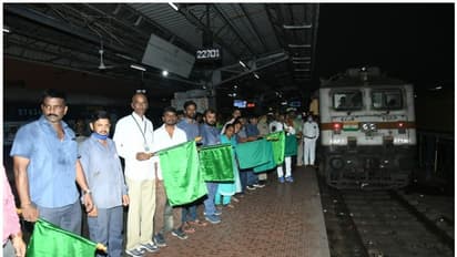 విశాఖపట్నం, విజయవాడల మధ్య డబుల్ డెక్కర్ ట్రైన్ పరుగులు మళ్లీ షురూ