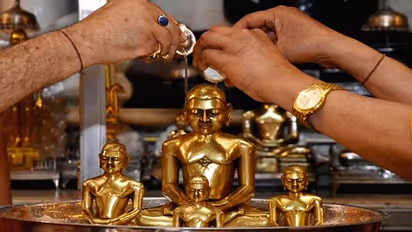 Mahavir Jayanti 2022: महावीर चालीसा का पाठ करने से सुख-सौभाग्य में होती है वृद्धि, मिलते हैं ये लाभ भी