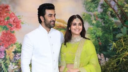 Ranbir-Alia Mehandi : రన్బీర్ కపూర్, అలియా భట్ మెహందీ ఫంక్షన్.! ఆర్కే స్టూడియో వద్ద బాలీవుడ్ తారల సందడి..