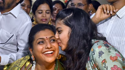 మంత్రిగా బాధ్యతలు చేపట్టిన రోజా.. దిష్టితీసిన భర్త, కూతురి ముద్దులు (ఫోటోలు)