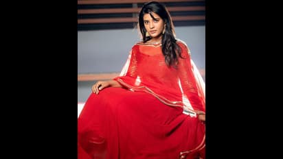 Aishwarya Rajesh Pics : క్యూట్ స్మైల్ తో కుర్రాళ్ల హృదయాలను దోచుకుంటున్న ఐశ్వర్య రాజేశ్.. లేటెస్ట్ పిక్స్..