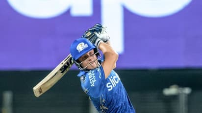 IPL 2022 : പവര്‍പ്ലേ മുതലാക്കി ലഖ്‌നൗ സൂപ്പര്‍ ജയന്‍റ്സ്: ലക്ഷ്യം പിന്തുടരുന്ന മുംബൈക്ക് രണ്ട് വിക്കറ്റ് നഷ്ടം