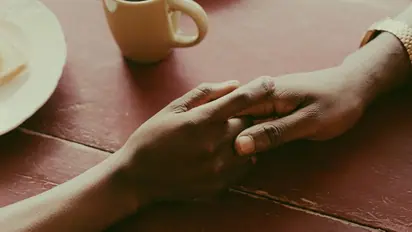 শোয়া-বসা-হাঁটার সময় স্ত্রীকে রাখুন বাম দিকে, তাহলেই সুখের হবে দাম্পত্য