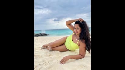 Sameera Reddy Pics: హాట్ నెస్ తో సముద్రపు నీటిని మరిగిస్తున్న సమీరా రెడ్డి.. స్విమ్ సూట్ లో మతిపోయేలా ఫోజులు..
