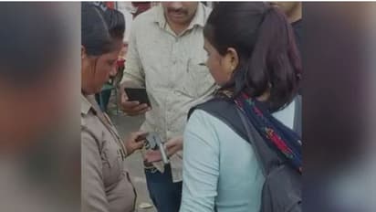 শিক্ষিকার জিন্সের পকেটে 'দেশি কাট্টা', চাউর হতেই গ্রেফতার