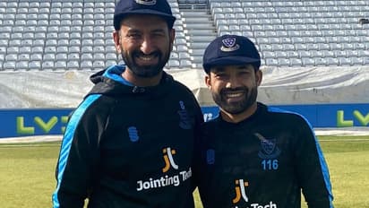 ఇంగ్లాండ్ లో కలిసి ఆడుతున్న ఇండియా-పాకిస్తాన్ ఆటగాళ్లు.. ఫ్యాన్స్ రియాక్షన్ అదుర్స్