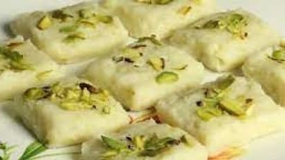 కాజు పనీర్ బర్ఫీ, మైదా మేథీ బిస్కెట్స్.. ఇలా చేస్తే ఎంత రుచిగా ఉంటాయో తెలుసా?