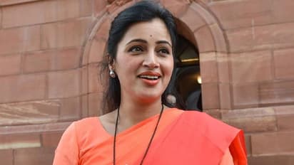 महाराष्ट्र सांसद नवनीत राणा ने सैकड़ों महिलाओं के साथ किया हनुमान चालीसा का पाठ, राज ठाकरे ने दे रखी चेतावनी