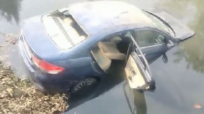 नोएडा में अनियंत्रित कार लेकर नाले में जा गिरा नशे में धुत युवक, घायल हालत में अस्पताल में कराया गया भर्ती