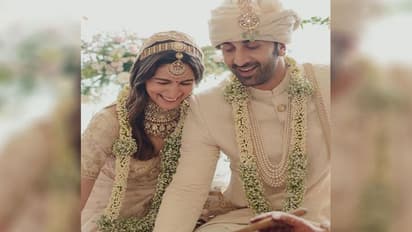 रणबीर कपूर-आलिया भट्ट की शादी की तस्वीरें आई सामने, Kiss करते दिखें दूल्हा-दुल्हन 