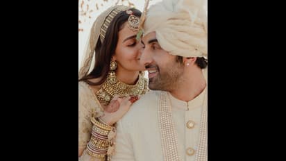 বিয়ের এক মাস উদযাপন করলেন আলিয়া-রণবীর, দেখে নিন কীভাবে পালন করলেন দিনটি