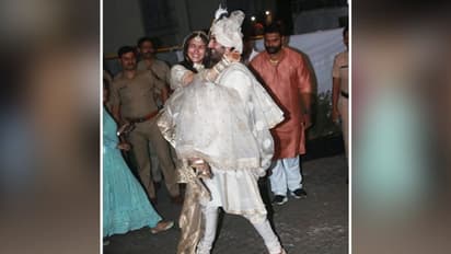 রণবীর-আলিয়ার বিয়ের ছবি প্রকাশ্যে, খোশ মেজাজে নানা ভঙ্গীতে ক্যামেরায় ধরা দিলেন 'রালিয়া' 