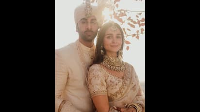 বিয়ের পরই ঠোঁটঠাসা চুম্বন, আদরে-সোহাগে মত্ত রণবীর-আলিয়াকে দেখে চোখ ফেরানো দায়