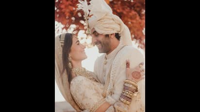 সর্বনাশ! মালাবদলের আগেই আলিয়ার পায়ে পড়ল রণবীর, সটান চুমু খেয়ে চমকে দিলেন ভক্তদের