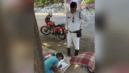 Viral Photo : ജോലിക്കിടെ 'എക്‌സ്ട്രാ ഡ്യൂട്ടി'; ട്രാഫിക് പൊലീസുകാരന് സോഷ്യല്‍ മീഡിയയില്‍ കയ്യടി