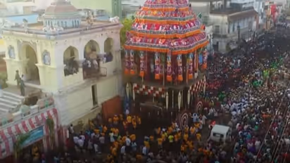 மீனாட்சி அம்மன் கோவில் சித்திரை திருவிழா தேரோட்டம்.. பக்தி பரவசத்துடன் வடம் பிடித்து இழுக்கும் மக்கள்..!