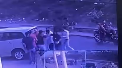 गाड़ी की मामूली टक्कर के बाद पहुंचे दबंग ने कहा- सैफई में सीएमओ हूं, तुम्हे मरवा दूंगा