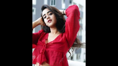 Deepthi Sunaina: రెడ్ టాప్ లో ఘాటు మిర్చిలా దీప్తి సునైనా.. క్లోజప్ గా మైండ్ బ్లోయింగ్ అందాలు 