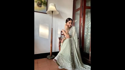 கண்ணாடி ஸ்டைல் சேலையில் கீர்த்தி சுரேஷ்..வர வர கிளாமர் கையை மீறுதே...