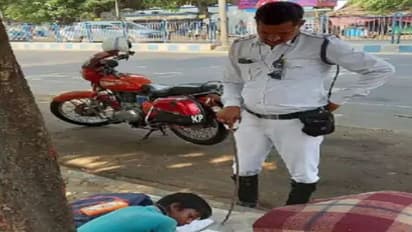 ड्यूटी के साथ सड़क किनारे ग़रीब बच्चों को पढ़ा भी रहा यह पुलिसकर्मी, लोग कर रहे सैल्यूट