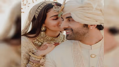 रणबीर कपूर के लिए आलिया भट्ट ने साड़ी पर लिखवाया था खास संदेश, क्या आपने नोटिस किया