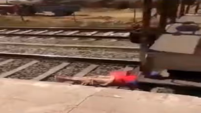 इस लड़की का वीडियो देखकर कोई उसे पागल कह रहा, तो कोई दीवानी, कुछ उसकी हिम्मत की दाद भी दे रहे, आप क्या कहेंगे 