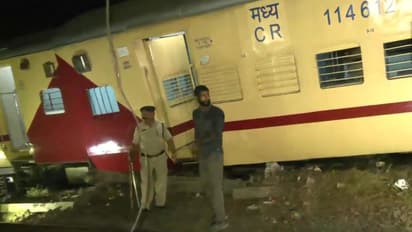 Train Accident in Mumbai: चालुक्य एक्सप्रेस और मुंबई सीएसएमटी गडग एक्सप्रेस में टक्कर, अधिकारी मौके पर
