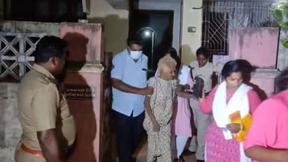 10 ஆண்டுகளான மூதாட்டி ஹவுஸ் அரெஸ்ட்.. 2 மகன் இருந்தும் பசியால் மண்ணை தின்ற கொடுமை.!