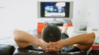 Sitting Risks: മണിക്കൂറോളം ടിവിയുടെയും കമ്പ്യൂട്ടറിന്റെയും മുന്നിലാണോ? സൂക്ഷിക്കുക