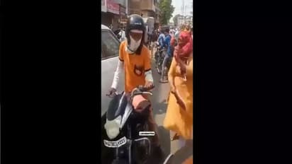 സ്കൂട്ടറിൽ ഇടിച്ച ഫുഡ് ഡെലിവറി ബോയിയെ ചെരുപ്പൂരിയടിച്ച് യുവതി, വീഡിയോ വൈറൽ