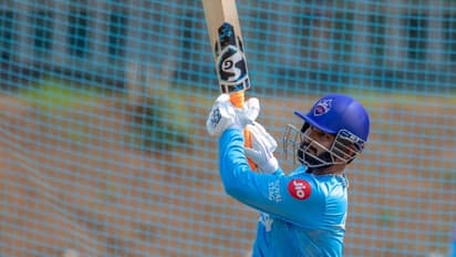 IPL 2022 : കൊവിഡ് ഭീതിക്കിടെ ഡല്ഹി ക്യാപിറ്റല്സ് മൈതാനത്തേക്ക്; എതിരാളികള് ആര്സിബി