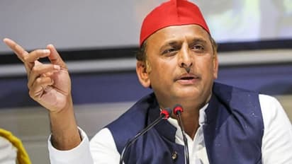 भगवा रंग के कपड़े से मुंह ढक कर स्नैचर ने लूटी चेन, अखिलेश यादव बोले- गमछे से पहचानिए चेन लुटेरे कौन