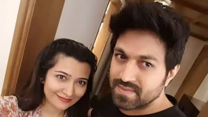 காதல் சொட்ட மனைவியை கொஞ்சும் ராக்கி பாய்..கேஜீஎஃப் நாயகனின் ரொமாண்டிக் கிளிக்..