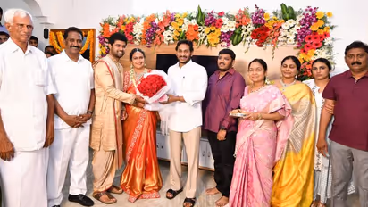 వైఎస్ జగన్ కడప టూర్... ఐఏఎస్ నారపురెడ్డి మౌర్య వివాహానికి హాజరైన ముఖ్యమంత్రి.. 