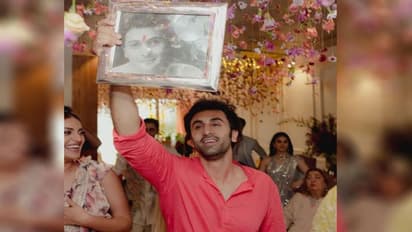 मेहंदी सेरेमनी में रणबीर कपूर ने पापा ऋषि कपूर को ऐसे किया याद, फोटो देख हो जाएंगे इमोशनल