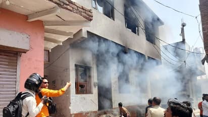 పారిపోయిన మతాంతర జంట.. యూపీలో ఇండ్లకు నిప్పుపెట్టిన రైట్వింగ్ గ్రూపులు.. ఉద్రిక్త పరిస్థితి !