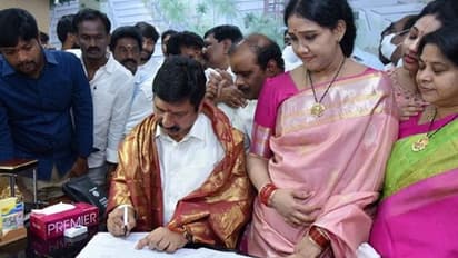 మంత్రిగా బాధ్యతలు స్వీకరించిన జోగి రమేశ్.. ఆ ఫైల్పై తొలి సంతకం