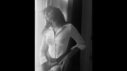 బిగువైన టాప్ అందాలతో బ్లాక్‌ అండ్‌ వైట్‌లో శివాత్మిక దుమారం..విరహ వేదనతో కుర్రాళ్లకి హాట్‌ ట్రీట్‌