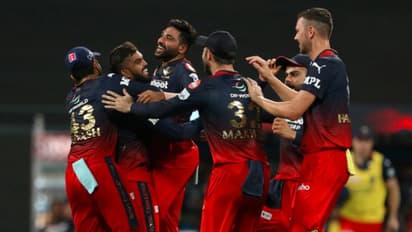 IPL 2022, RCB vs DC: कार्तिक-मैक्सवेल की बल्लेबाजी से जीता बेंगलुरू, वार्नर की आतिशी पारी दिल्ली के काम न आई