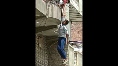 ஷாக்கிங் வீடியோ !! மாடியில் இருந்து தவறி விழுந்த இளைஞர்.. பதறிப்போன மனைவி - வைரல் வீடியோ !