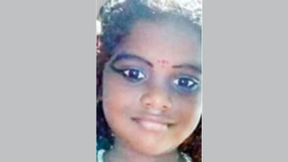 കാറിന്റെ ഡോർ തട്ടി ബൈക്ക് മറിഞ്ഞ് ആറ് വയസ്സുകാരി മരിച്ചു