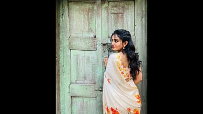 బాపు గీసిన బొమ్మలా ఉంది.. చీరకట్టులో 'వకీల్ సాబ్' బ్యూటీ సోకులకు ఫిదా అవుతున్న ఫ్యాన్స్  