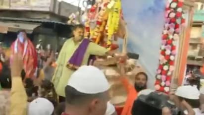 அனுமன் ஜெயந்தி ஊர்வலத்தில் பக்தர்கள் மீது பூக்களை தூவி வரவேற்ற முஸ்லீம்கள்... ம.பி.யில் சுவாரஸ்யம்..!