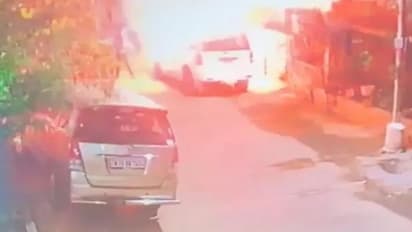 కారుకు నిప్పంటించుకుని ప్రేమజంట ఆత్మహత్య... ప్రేమపెళ్లికి పెద్దలు ఒప్పుకోలేదని దారుణం..