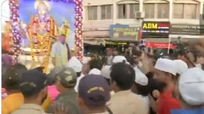 ഹനുമാന് ജയന്തി ഘോഷയാത്രയെ പൂക്കള് വിതറി സ്വീകരിച്ച് മുസ്ലീംങ്ങള് - വീഡിയോ