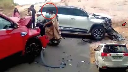 പരിക്കേറ്റവര്‍ക്ക് ഇന്നോവ വിട്ടുനല്‍കി ബൈക്കില്‍ യാത്ര തുടര്‍ന്ന് കേന്ദ്രമന്ത്രി;കണ്ണുനിറച്ച്, കയ്യടിച്ച് ജനം!