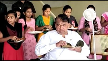 పిల్లలతో కలిసి హాస్టల్ భోజనం చేసిన పోచారం