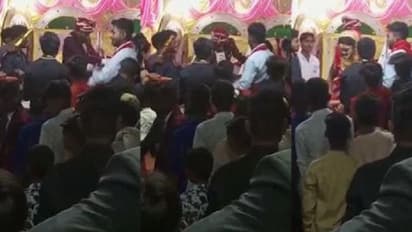 गले में जयमाल पड़ते ही दुल्हन ने दूल्हे को मारे कई थप्पड़, गाल पर हाथ रख देखते रह गए 'राजा जी'-देखें वीडियो