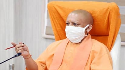 यूपी में फिर पैर पसार रहा कोरोना, सीएम योगी ने 7 जिलों में मास्क अनिवार्य करने के दिए निर्देश