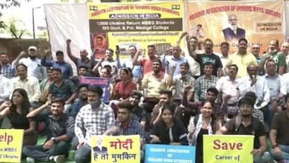 జంతర్మంతర్ వద్ద ఉక్రెయిన్-భారత వైద్య విద్యార్థుల ఆందోళన !